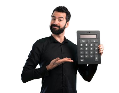 Bir hesap makinesi beyaz arka plan üzerinde tutarak sakallı yakışıklı adam