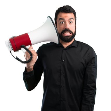 Bir megafon beyaz arka plan üzerinde tutarak sakallı yakışıklı adam