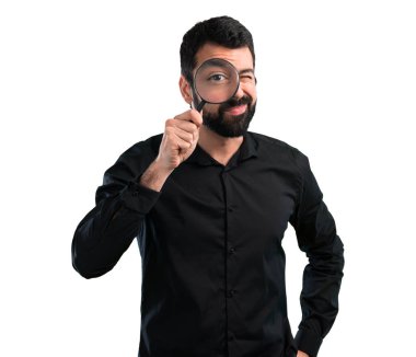 Beyaz arka plan üzerinde büyüteç ile sakallı yakışıklı adam