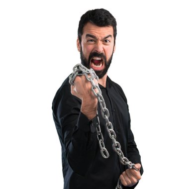 Beyaz arka plan üzerinde zincirlerle sakallı yakışıklı adam