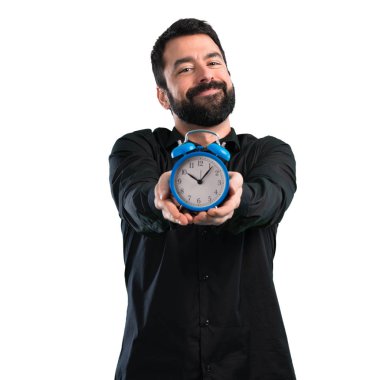 Vintage saat beyaz arka plan üzerinde tutarak sakallı yakışıklı adam