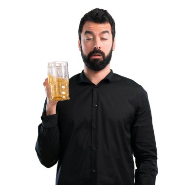 Beyaz arka plan üzerinde bira içme sakallı yakışıklı adam