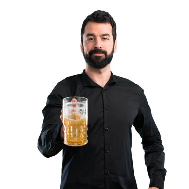 Beyaz arka plan üzerinde bira içme sakallı yakışıklı adam