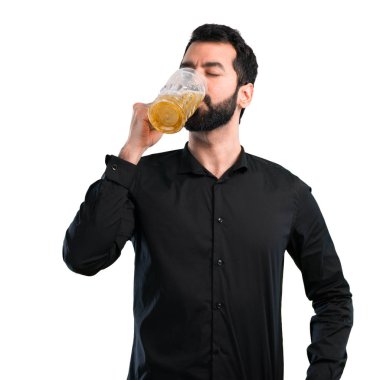 Beyaz arka plan üzerinde bira içme sakallı yakışıklı adam