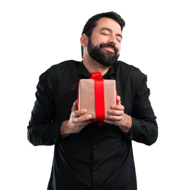 Bir hediye beyaz arka plan üzerinde tutarak sakallı yakışıklı adam