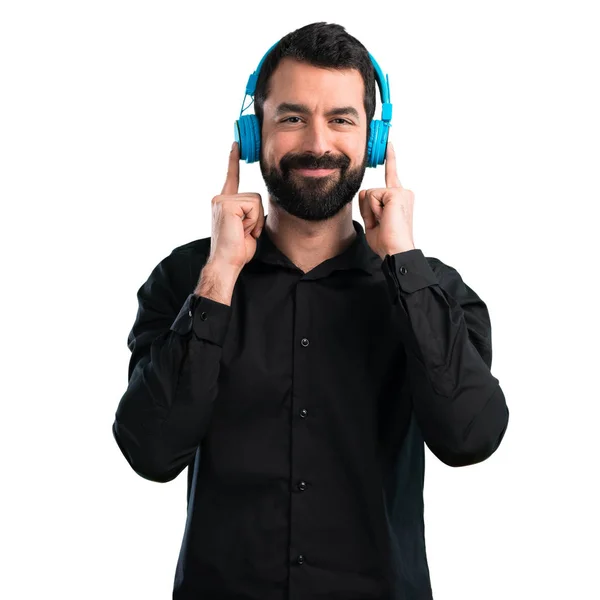 Knappe Man Met Baard Luisteren Muziek Witte Achtergrond — Stockfoto