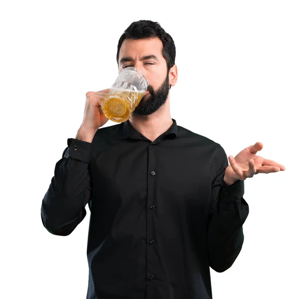 Hombre Guapo Con Barba Bebiendo Cerveza Sobre Fondo Blanco — Foto de Stock