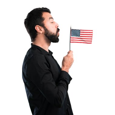 Bir Amerikan bayrağı beyaz arka plan üzerinde tutarak sakallı yakışıklı adam