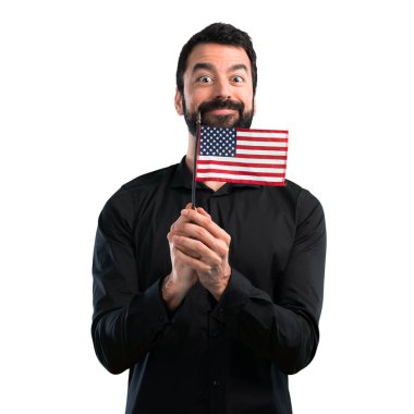 Bir Amerikan bayrağı beyaz arka plan üzerinde tutarak sakallı yakışıklı adam