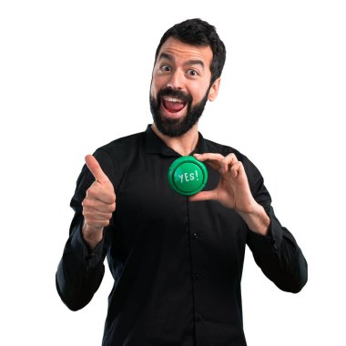 Beyaz arka plan üzerinde Evet düğmesine basarak sakallı yakışıklı adam