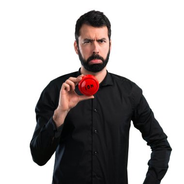 Beyaz arka plan üzerinde hiçbir düğmeye basarak sakallı yakışıklı adam