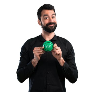 Beyaz arka plan üzerinde Evet düğmesine basarak sakallı yakışıklı adam