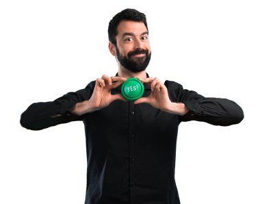 Beyaz arka plan üzerinde Evet düğmesine basarak sakallı yakışıklı adam