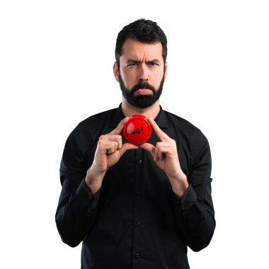 Beyaz arka plan üzerinde hiçbir düğmeye basarak sakallı yakışıklı adam