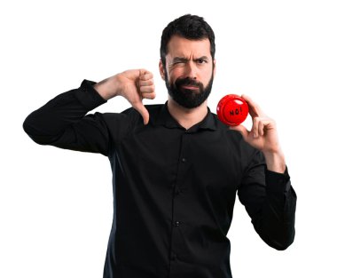 Beyaz arka plan üzerinde hiçbir düğmeye basarak sakallı yakışıklı adam