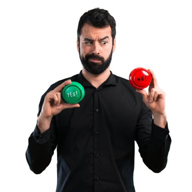 Evet ve üzerinde beyaz arka plan arasında sakal şüphe ile yakışıklı adam