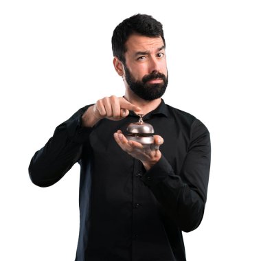 Beyaz arka plan üzerinde ringbell ile sakallı yakışıklı adam