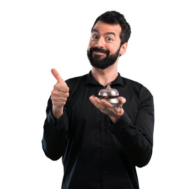 Beyaz arka plan üzerinde ringbell ile sakallı yakışıklı adam