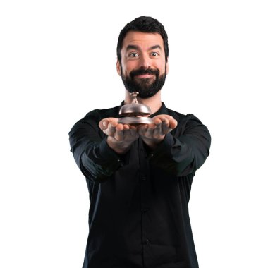 Beyaz arka plan üzerinde ringbell ile sakallı yakışıklı adam