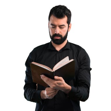 Beyaz arka plan üzerine bir kitap okuma sakallı yakışıklı adam