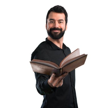 Beyaz arka plan üzerine bir kitap okuma sakallı yakışıklı adam