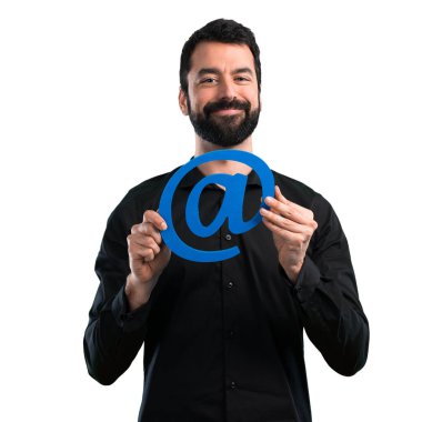 Beyaz arka plan üzerinde nokta com simgesi tutan sakallı yakışıklı adam