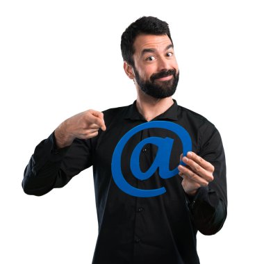 Beyaz arka plan üzerinde nokta com simgesi tutan sakallı yakışıklı adam