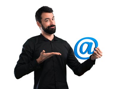 Beyaz arka plan üzerinde nokta com simgesi tutan sakallı yakışıklı adam