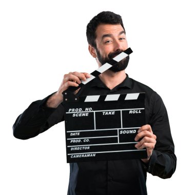 Bir Klaket beyaz arka plan üzerinde tutarak sakallı yakışıklı adam