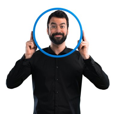 Beyaz zemin üzerinde bir daire kare üzerinden seyir sakallı yakışıklı adam