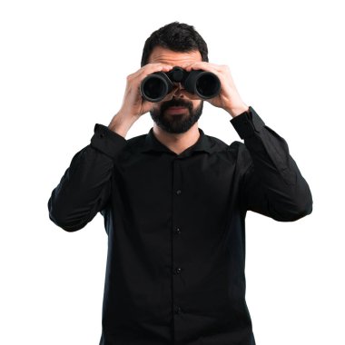 Beyaz arka plan üzerinde dürbün ile sakallı yakışıklı adam