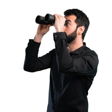 Beyaz arka plan üzerinde dürbün ile sakallı yakışıklı adam