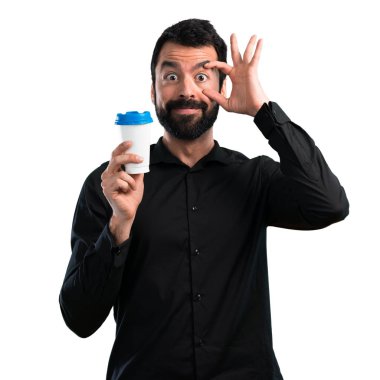 Beyaz arka plan üzerinde götürmeye yakışıklı adamla sakal kahve
