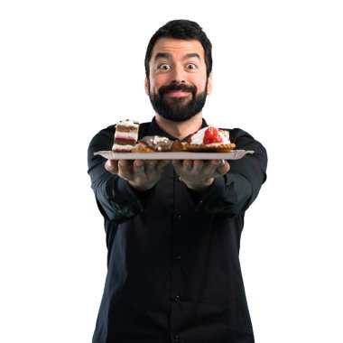 Beyaz zemin üzerine pasta ile sakallı yakışıklı adam