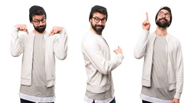 Hipster adam işaret arkası, yukarı ve aşağı ayarla