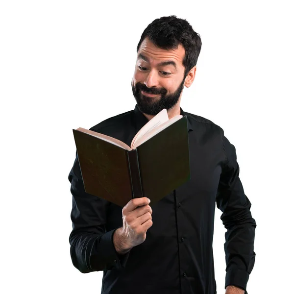 Beyaz Arka Plan Üzerine Bir Kitap Okuma Sakallı Yakışıklı Adam — Stok fotoğraf