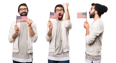 Bir Amerikan bayrağı tutarak mutlu Hipster adam kümesi