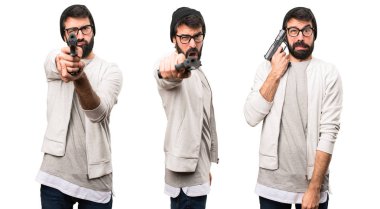 Hipster adam tabancayla ateş kümesi