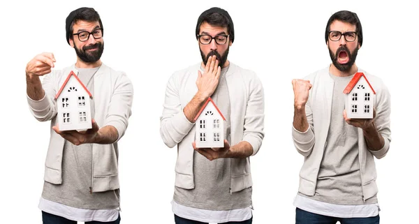 Uppsättning Förvånad Hipster Man Håller Ett Litet Hus — Stockfoto