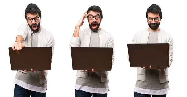 Conjunto Sorprendido Hipster Hombre Con Portátil —  Fotos de Stock