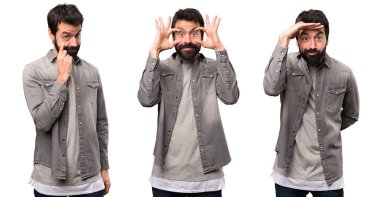 Bir şeyler gösteriyor sakallı yakışıklı adam kümesi