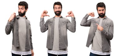 Kendisiyle gurur sakallı yakışıklı adam kümesi