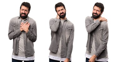 Kalp ağrısı boyun ağrısı, omuz ağrısı ile sakallı yakışıklı adam kümesi