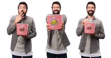 Popcorns yeme sakallı yakışıklı adam kümesi