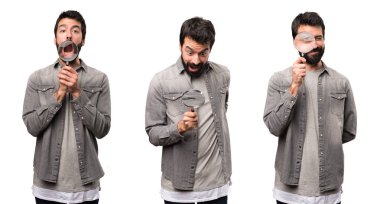 Büyüteç ile sakallı sürpriz yakışıklı adamın ayarla