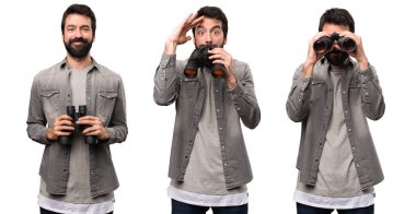 Sakallı yakışıklı adamın dürbünle ayarla