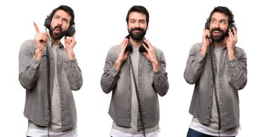 Müzik dinlerken sakallı yakışıklı adam kümesi