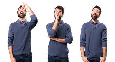 Espri sakallı yakışıklı esmer adam kümesi