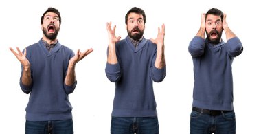 Sinirli esmer yakışıklı sakallı kümesi