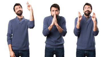 Yalvaran sakallı yakışıklı esmer adam kümesi